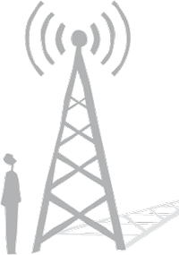 Ein Mann steht vor einme Funkmast.